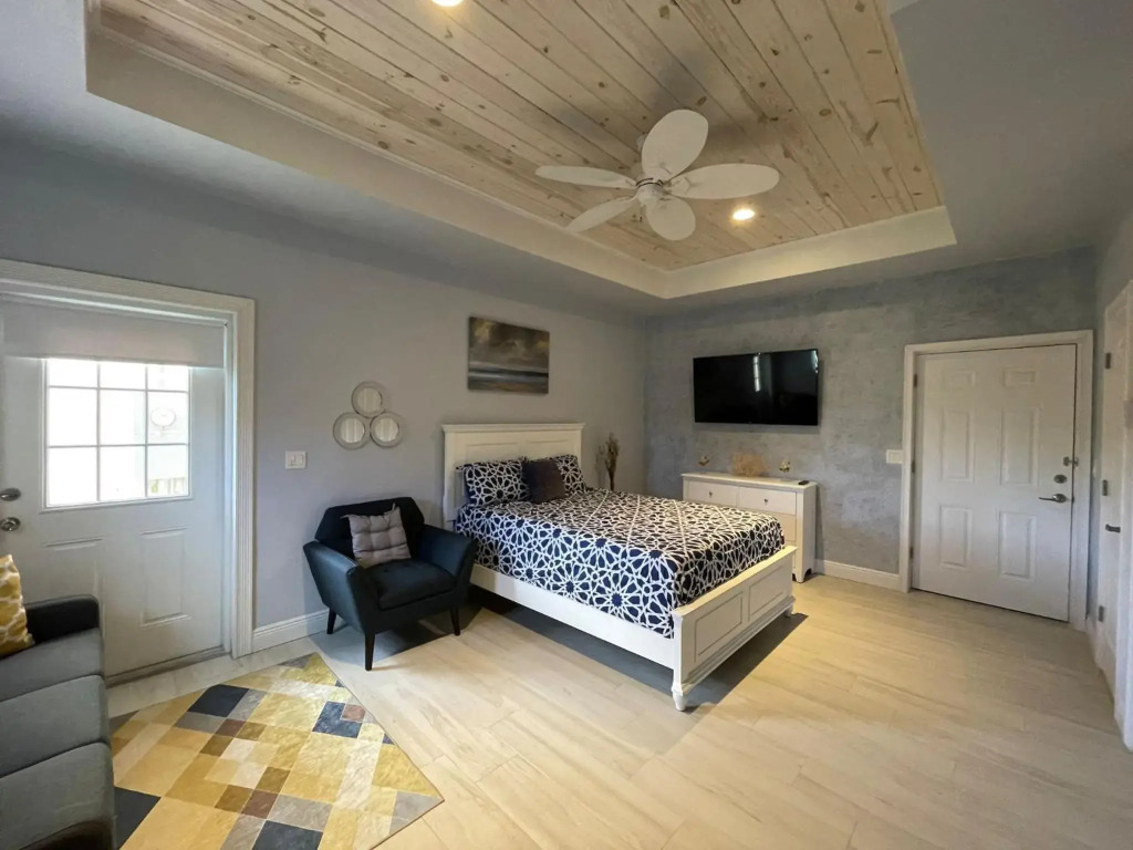 Nicole's Nest: Brand New Exquisite Studio Hideaway