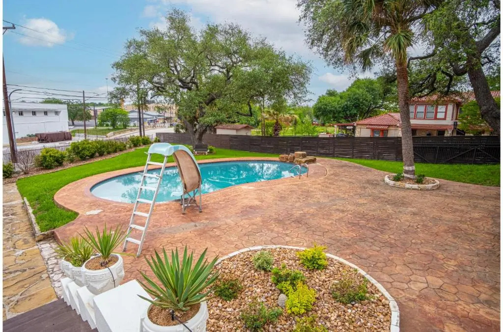 Splash Into Vacation 6BR Home w Pool Waterslide