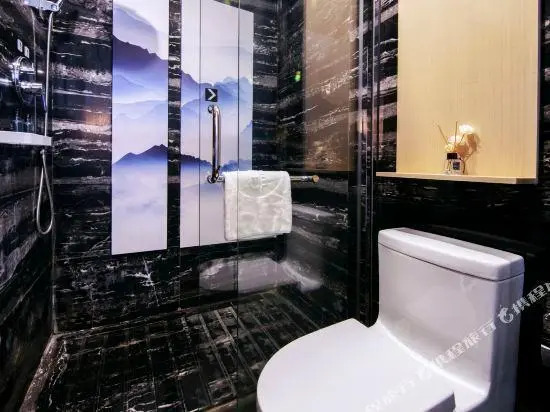 Yitian Hotel (Xiamen Railway Station Lianhua Metrokou Store)