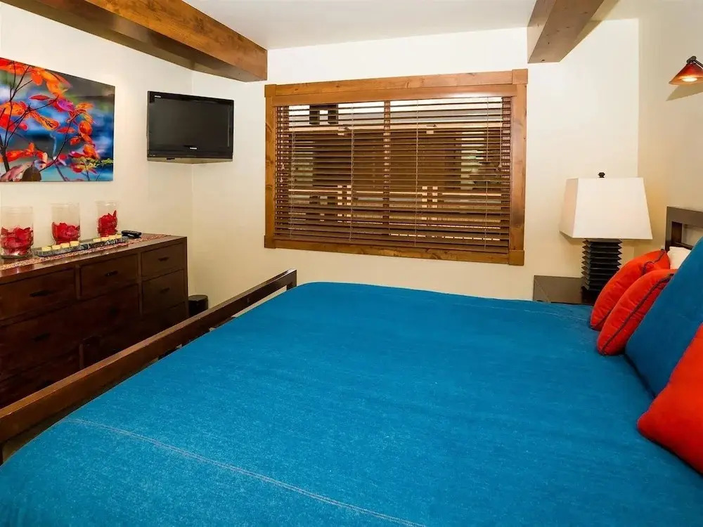 Cozy 1 Bedroom in Heart of Town - Just 3 Blocks to Silver Queen Gondola
