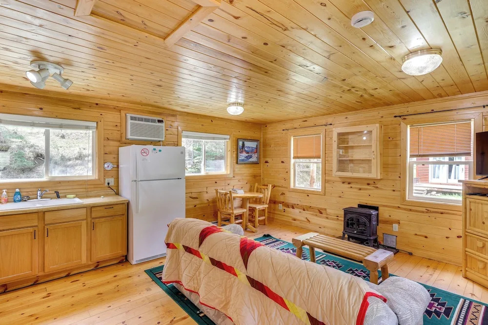 Pets Welcome: Cozy Cabin w/ Deck in Deadwood!