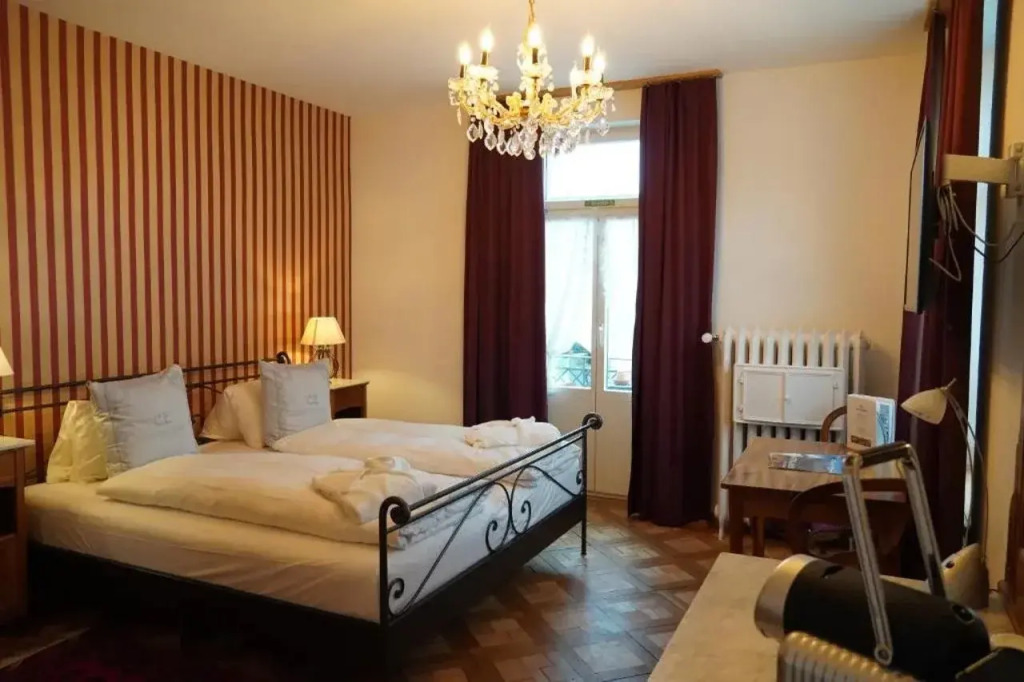 Carlton-Europe Vintage Adults Hotel
