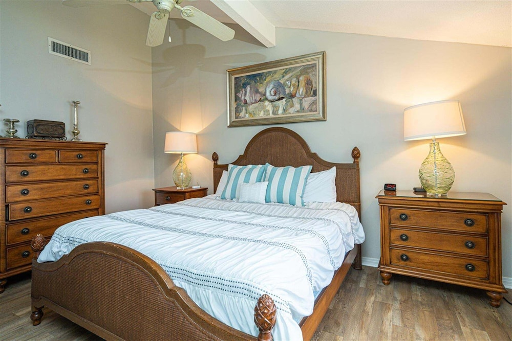 Shoreline Towers T/h 08 2 Bedroom Condo