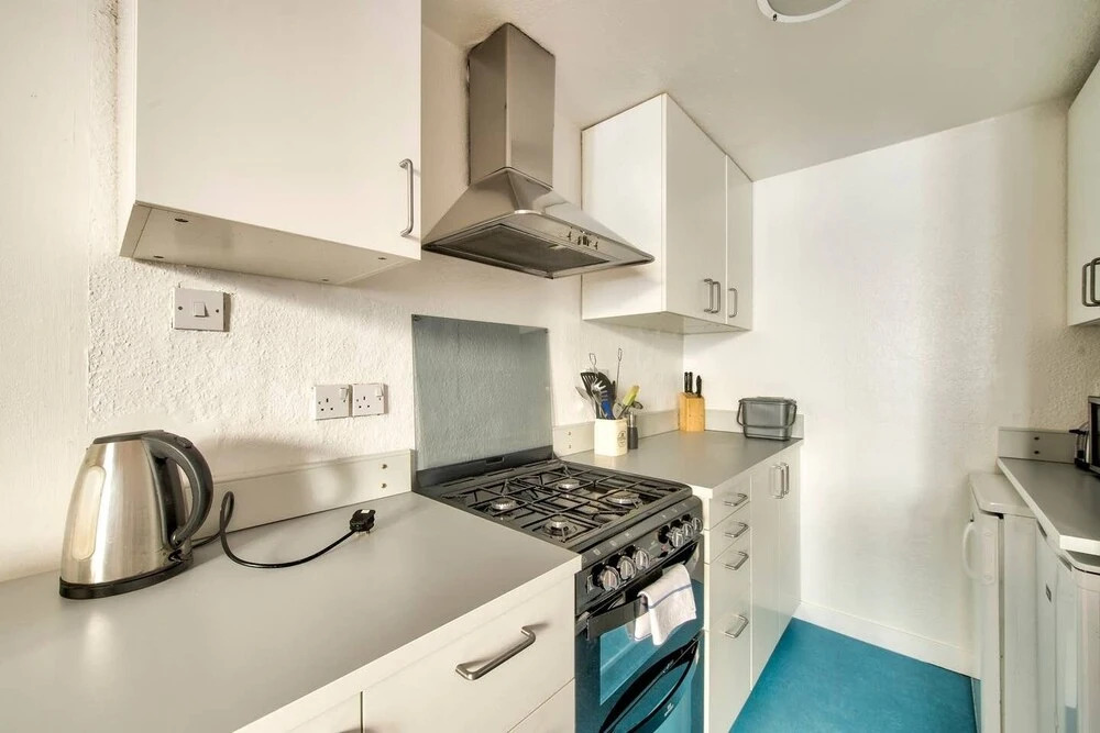 Colourful West-end Apartment - 2 Double Bedrooms 4 Guests!