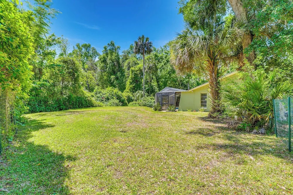 Lovely Crystal River Home with Lanai and Pool!