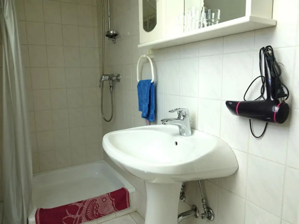Quiet room in Budapest near airport with free parking