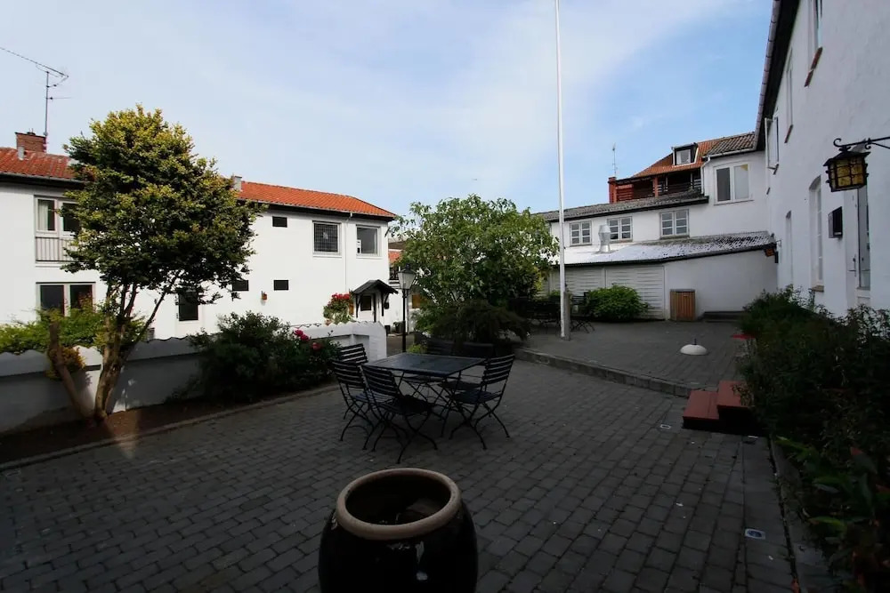 Therns Hotel