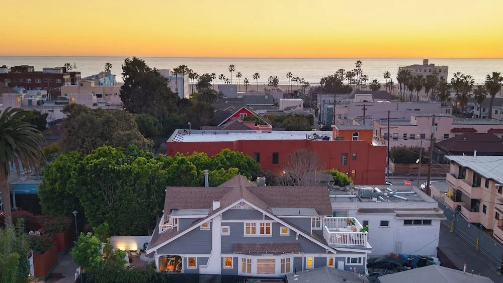 Venice Veranda by Avantstay 3-min Walk to Beach + Rare Walk Street EV Charger + Firepit + Outdoor Dining
