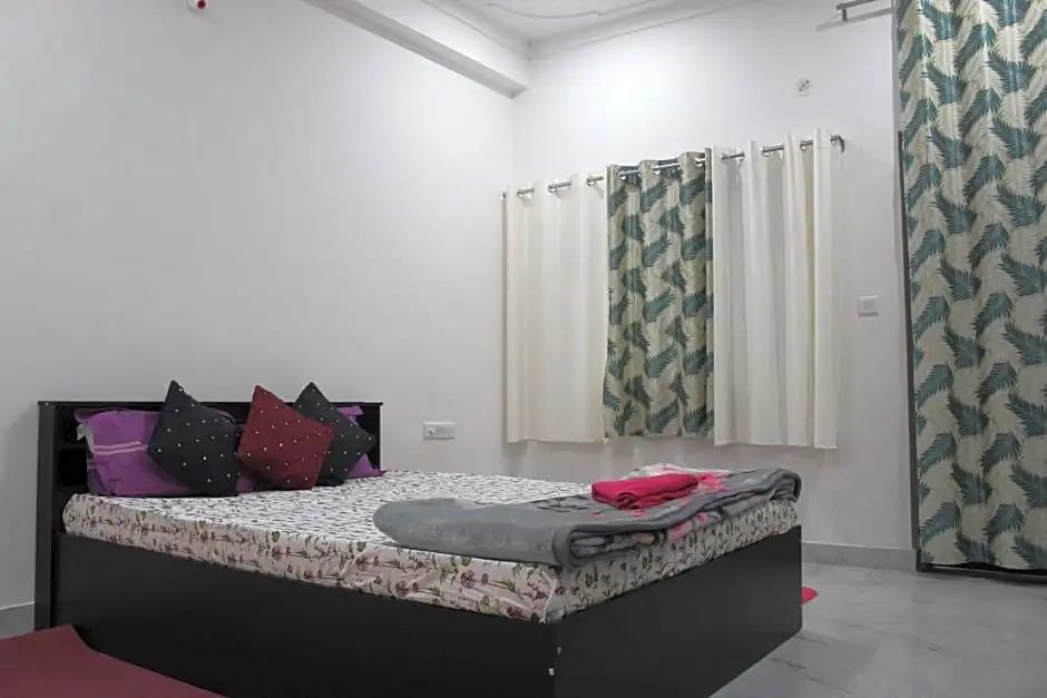 OYO HOME 84939 Choudhary White House