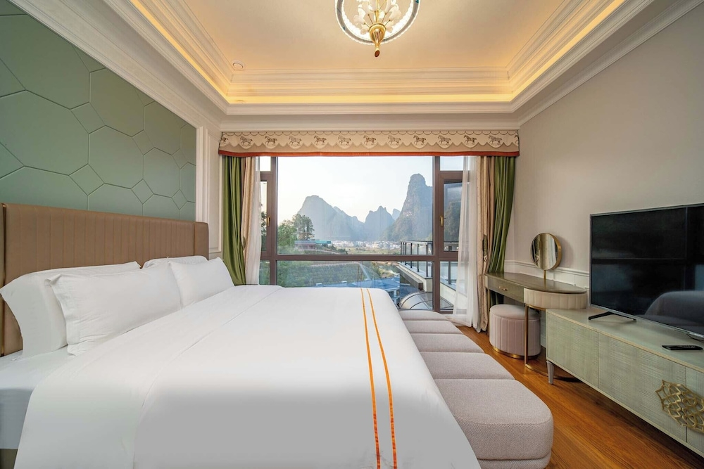 Yangshuo Fadai overhanging hot spring light luxury hotel
