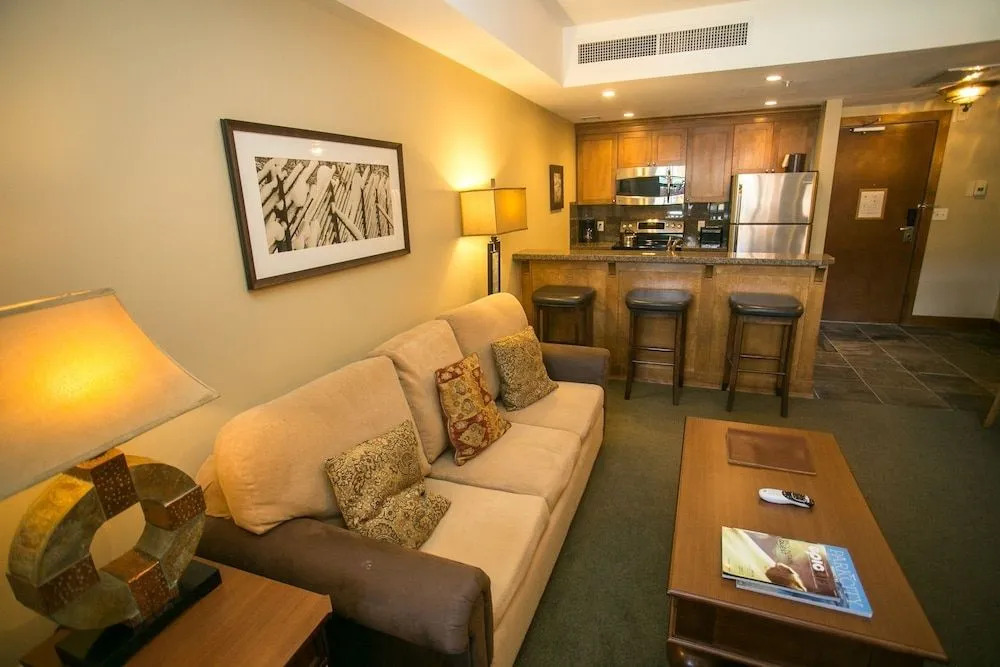 Sundial Lodge Condo Steps from Red Pine Gondola by RedAwning
