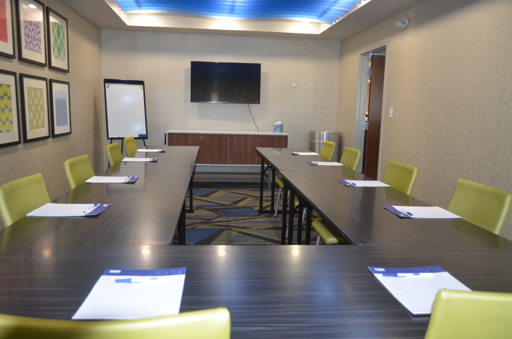 Holiday Inn Express & Suites Rochester by IHG