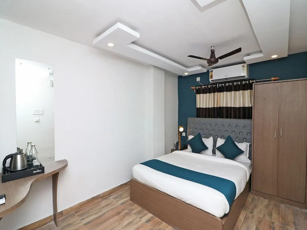 SilverKey Executive Stays 37812 Royal Crown Airport
