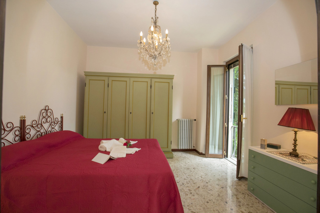Villa Alberti 900m from Garda lake with Garden