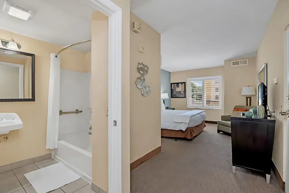 King Bedroom Suite w Outdoor Pool Hot Tub Arcade