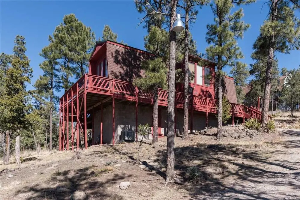 Plaid House - Three Bedroom Cabin
