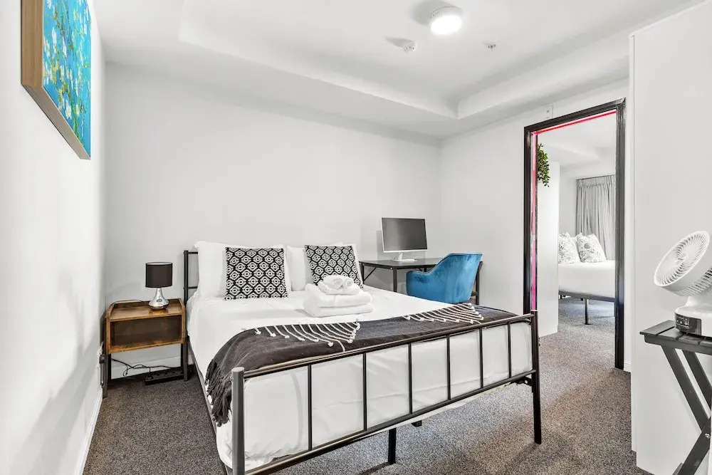 2BR Apt with Parking in Prime Spot Zodiak Stays