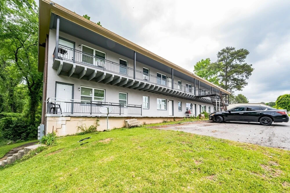 Newly Renovated Luxury Apartment Near Coffee Shops & More! 2 Bedroom Apts by Redawning