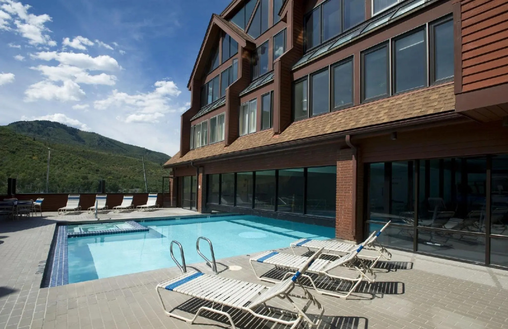 Ski Ge Loft 3 Bedroom Condo by RedAwning