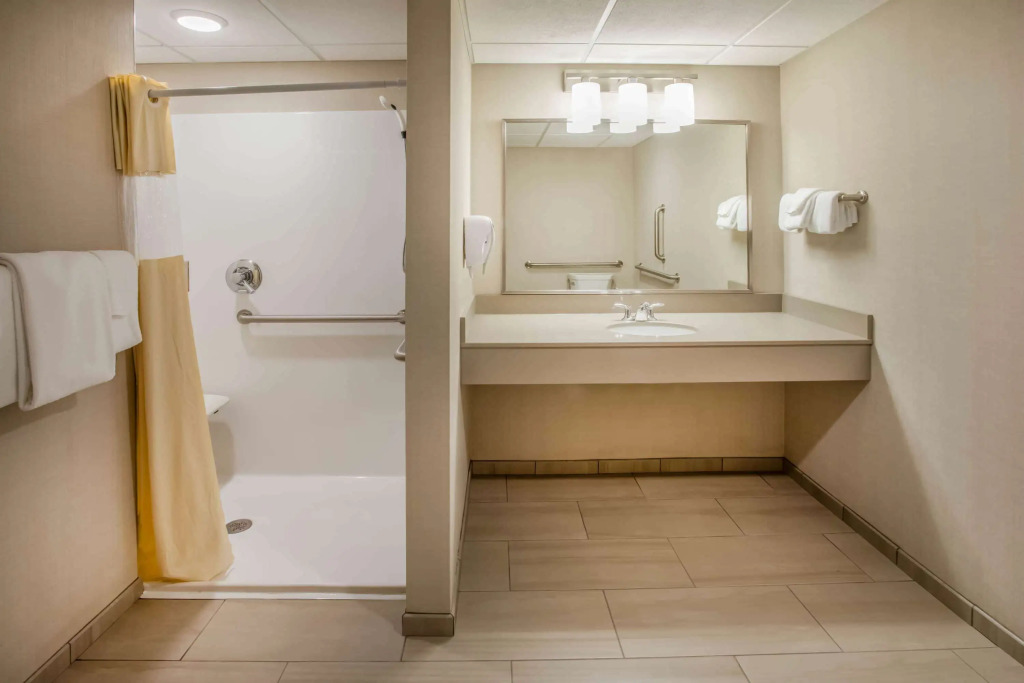 Days Inn & Suites by Wyndham Duluth by the Mall