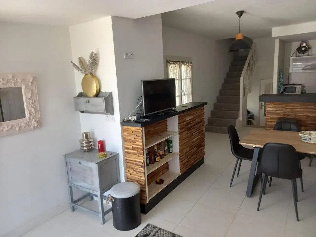 House with free parking, barbeque air conditioning