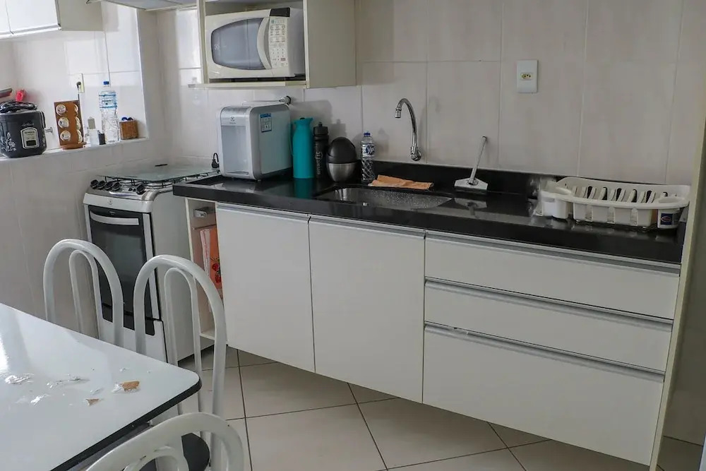 Apto com Wi-fi ar Cond e Garagem 100m da Praia