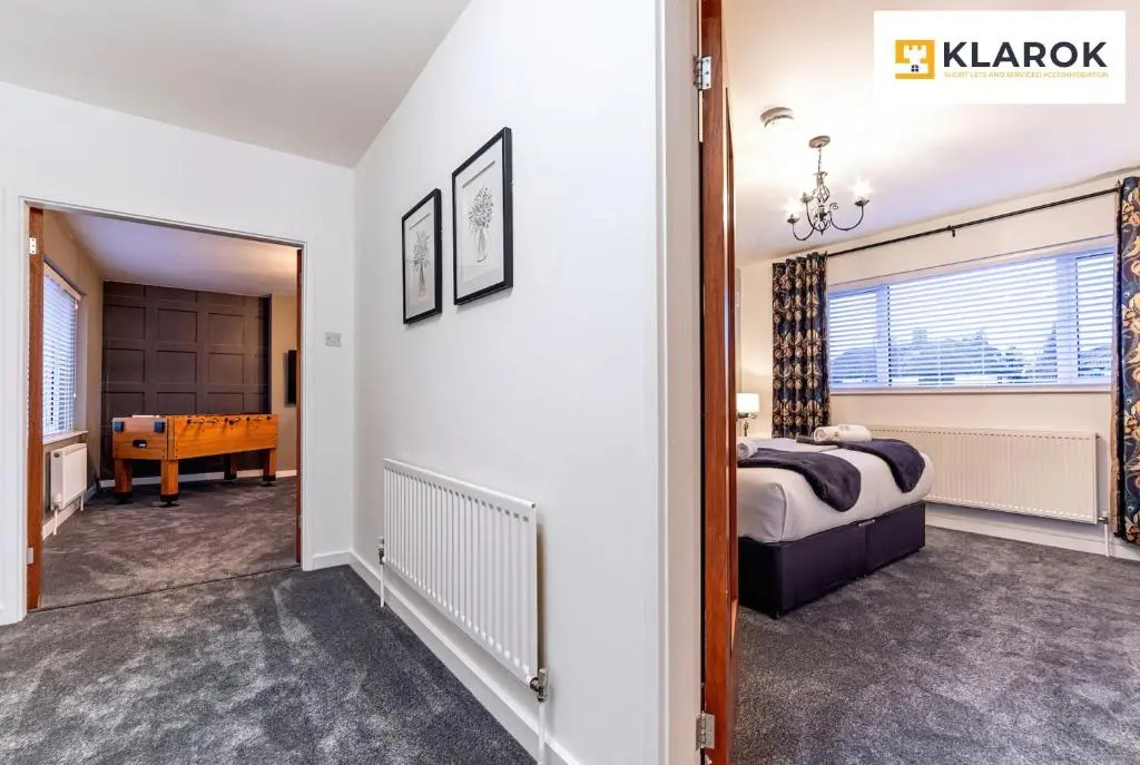 LONG STAYS 25pct OFF - Spacious 3 Bed with Parking & Keyless Access By Klarok Short Lets & Serviced Accommodation