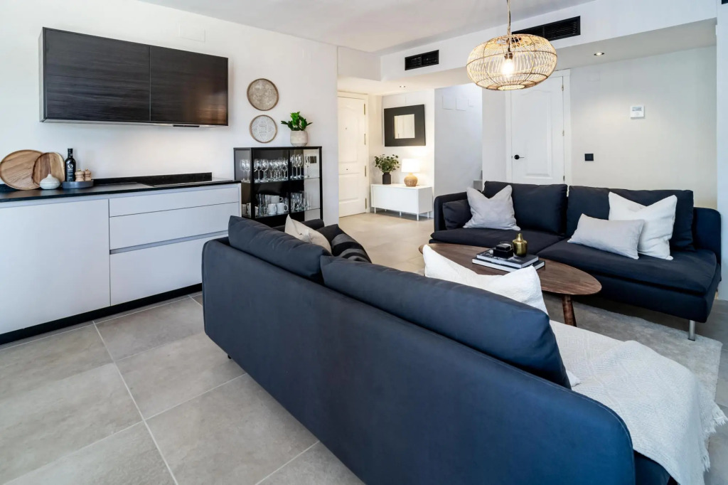 LNM17- Modern 1 bed flat, close to beach and port