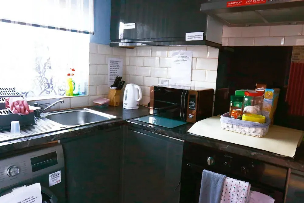 Spacious 4-bed House - Sleeps 5, Garden & Parking