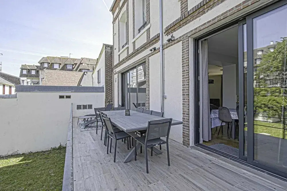 House for 18 People With Cinema Place Morny