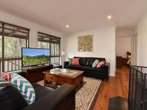 Kangaroo Cottage - cute Accom in bushland setting
