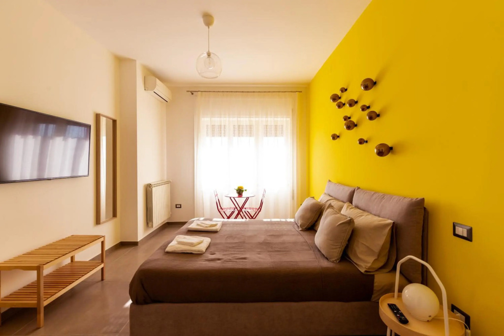 NEAPOLITAN SKYSCRAPER APARTMENT