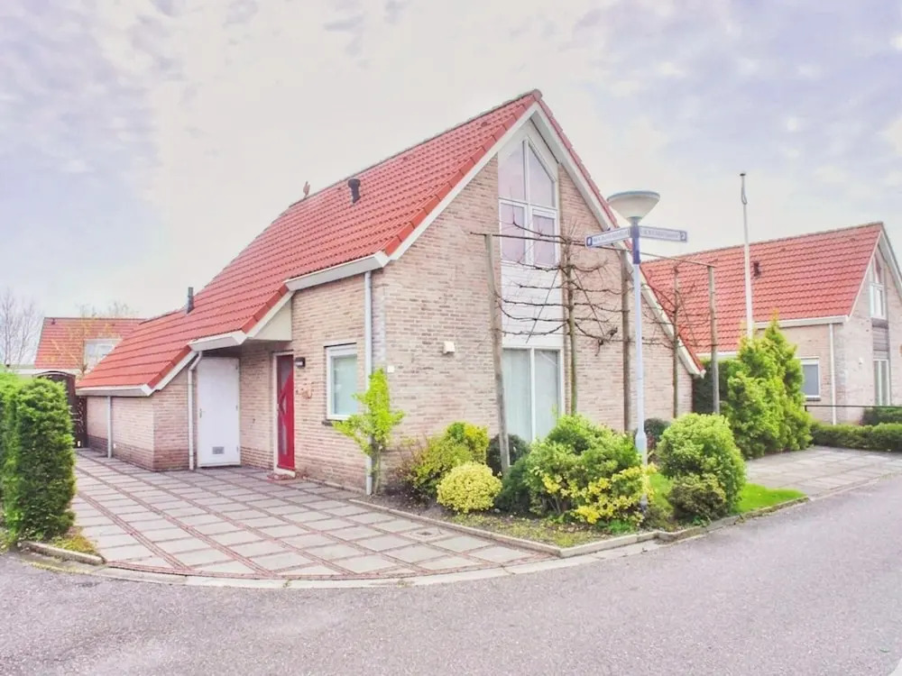 Spacious Stay Near the Sea