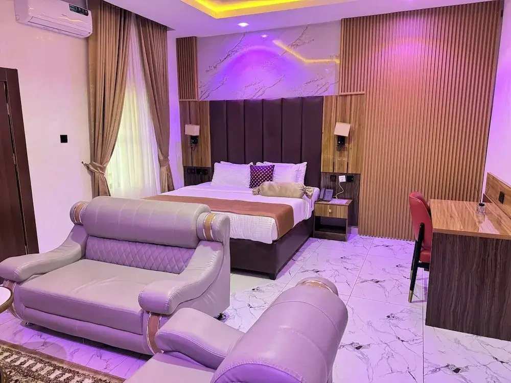 Silver Gate Hotel and Suites
