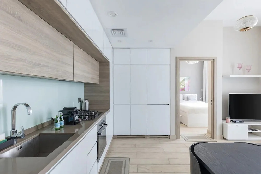 Bright 1BR sea view and balcony