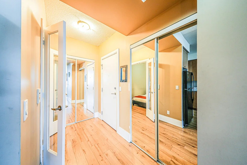 Lake View Luxury Condo by Elite Suites