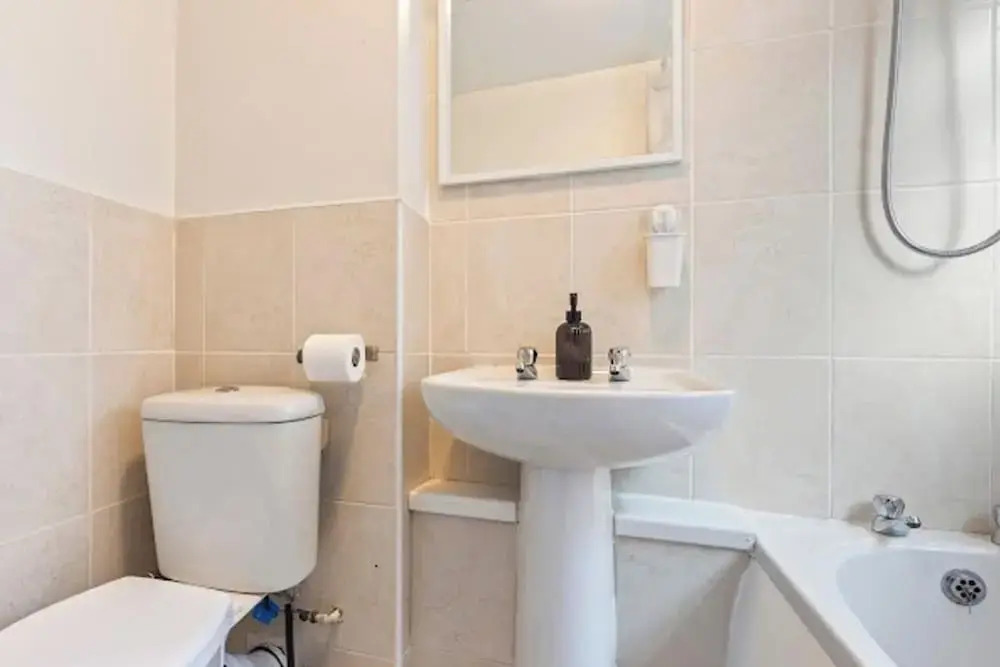 1 Bedroom Apartment Sleeps 4, Free Parking, Tv