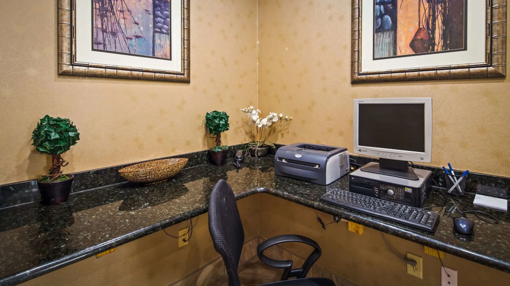 Best Western Inn & Suites Monroe