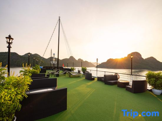La Casta Cruise Luxury Ha Long Bay Experience Private Cabin with Ocean View Balcony and Bathtub