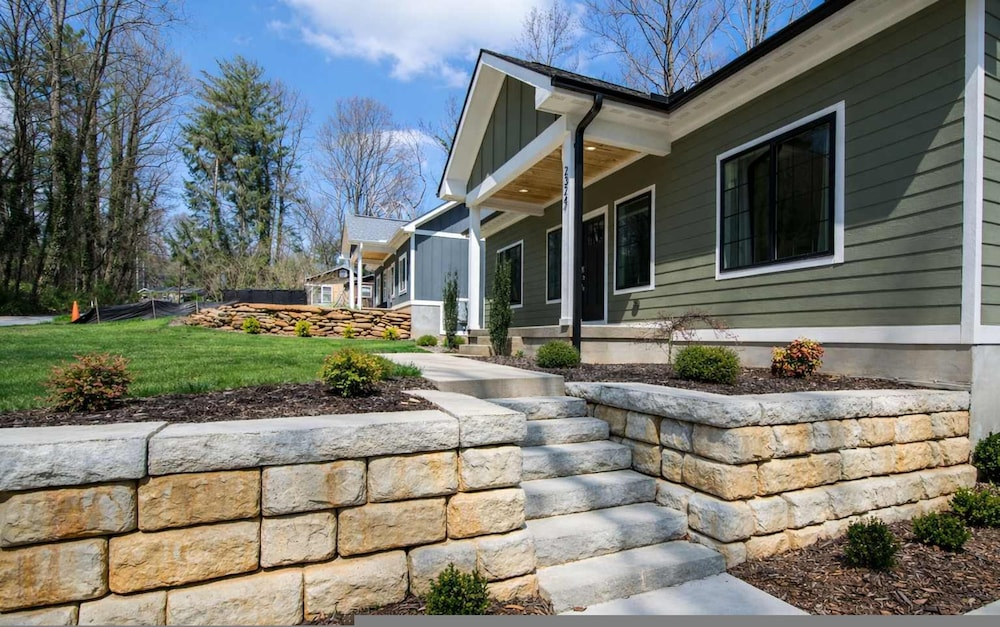 Modern Upper Retreat w Free Tix Deck 2 Suites