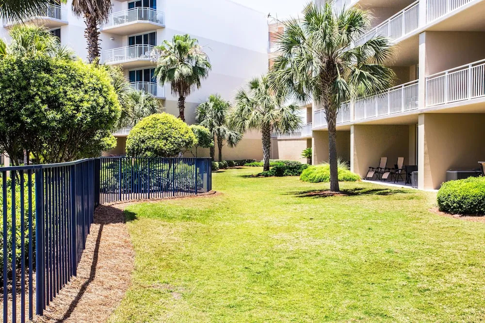 Waterscape A230 - 1 Br condo by RedAwning