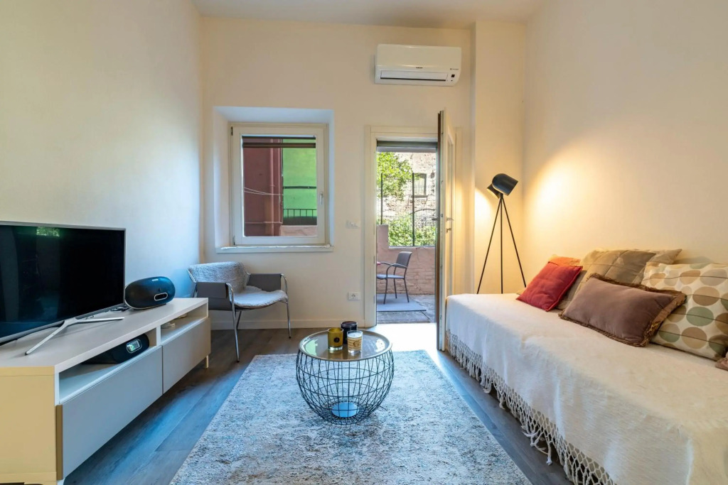 Snug Apartment With Private Courtyard M0270422677