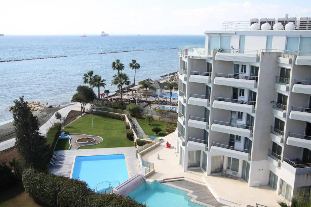 1b Beachront Pool & Gym apt - Ermitage beach