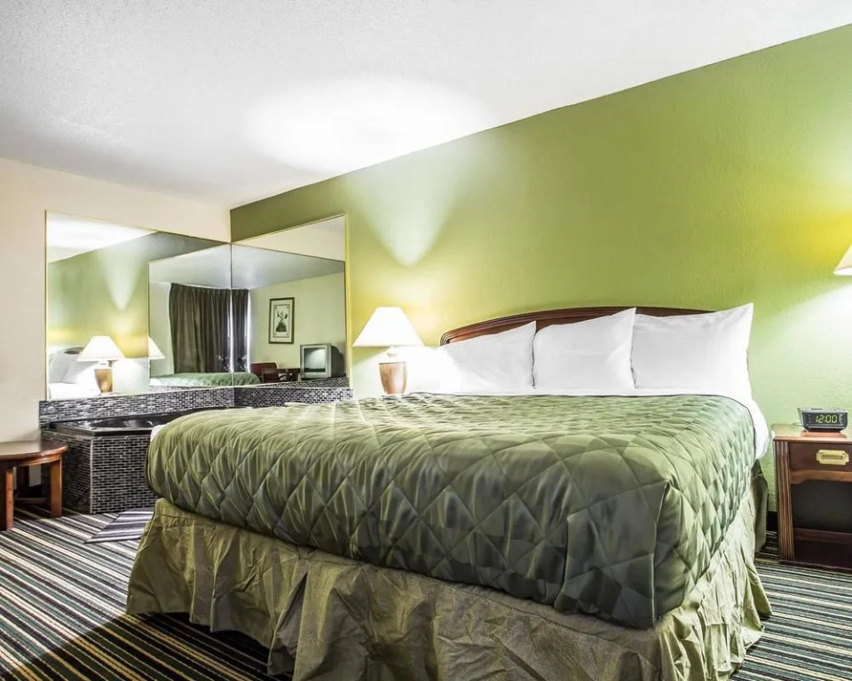 Super 8 Claremont East Hickory