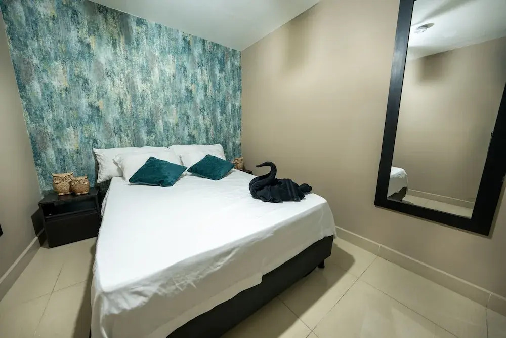 6br penthouse 1 block lleras park