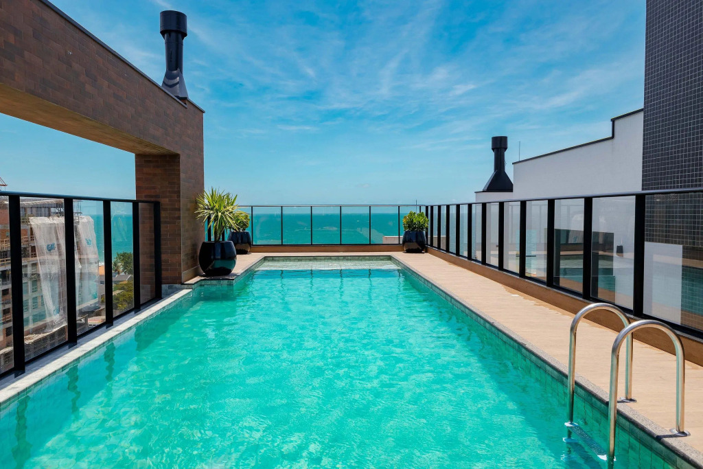 Luxuoso Loft em Condomínio com Piscina a 150m do Mar