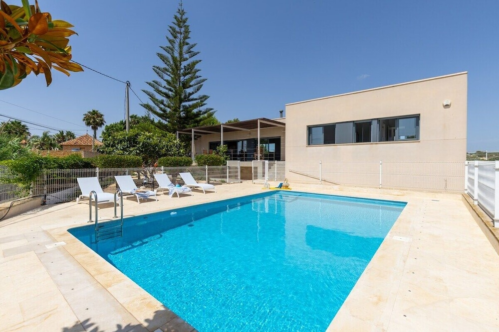 Sunshine Villa by Fidalsa