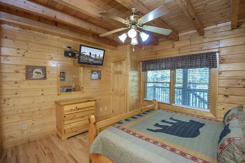 ER228 - Locker's Lodge Great Location - Close To Town! 1 Bedroom Cabin by RedAwning