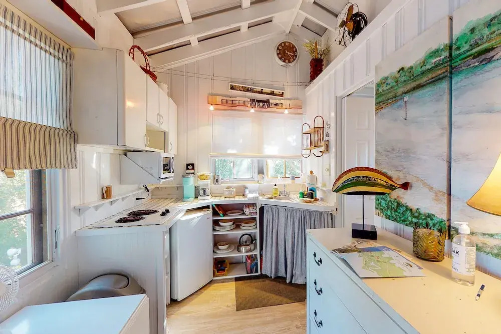 Charming Getaway w/ a Kitchenette & Free Wifi - Walk to the Beach