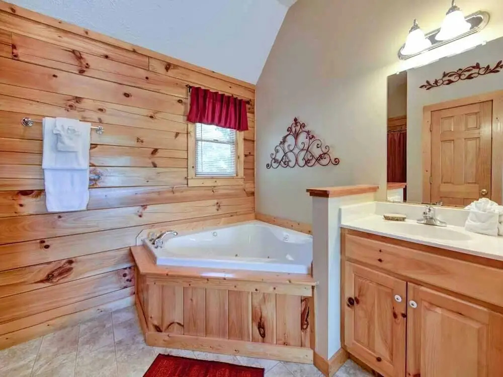 Knotty N Nice 2 Bedroom Home with Hot Tub